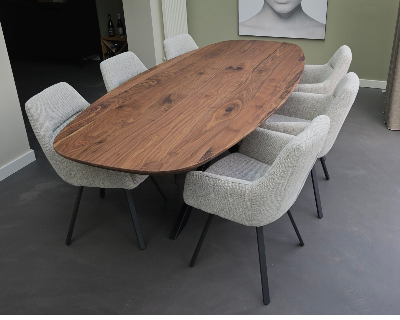 deens ovaal noten tafel met stoelen