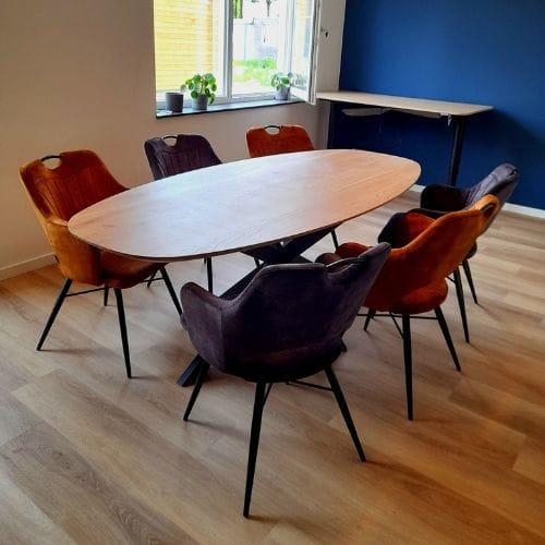 Kollektion von Esstischen in verschiedenen Formen und Materialien