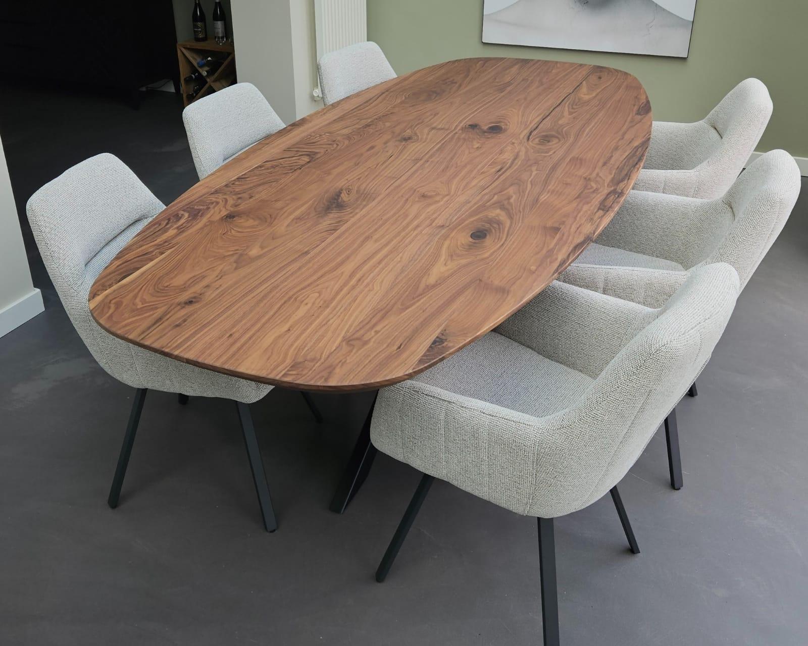 Handgemaakte massief houten eettafel in moderne woonkamer